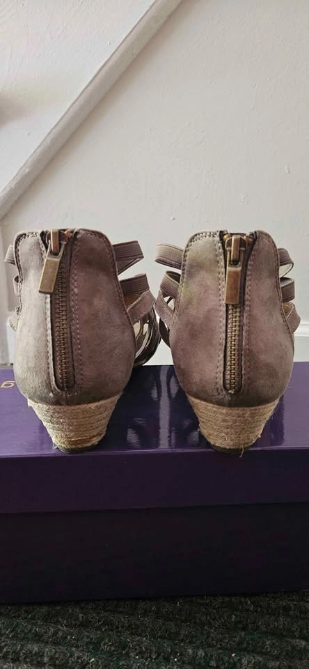 Me Too "Carlota" Taupe Flat Gladiator Sandals - Size 9 - photo 4