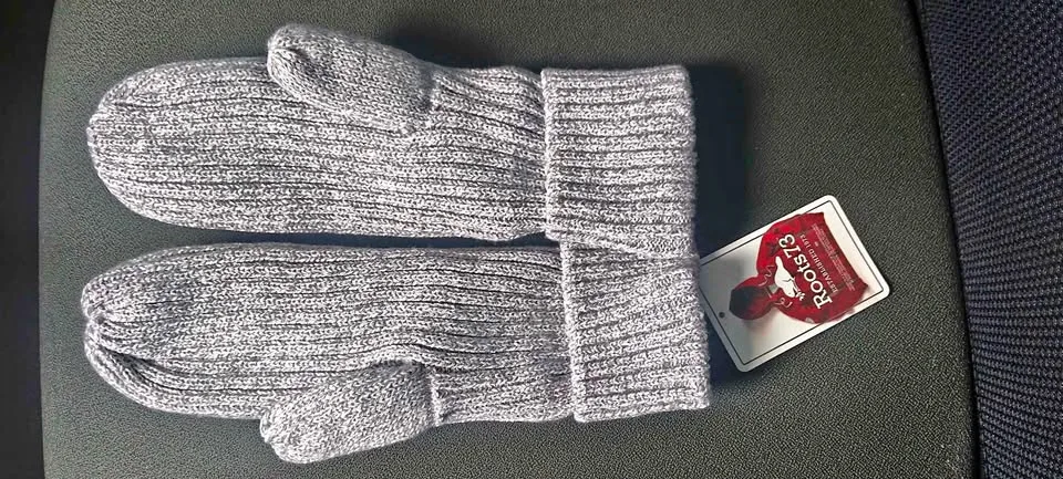 Roots Unisex mittens New with tags thumbnail
