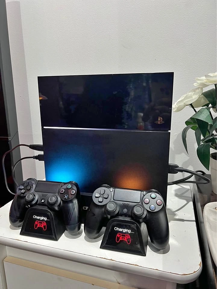 PS4 Console 500GB Jet Black – 2 Controllers + Charging Stand