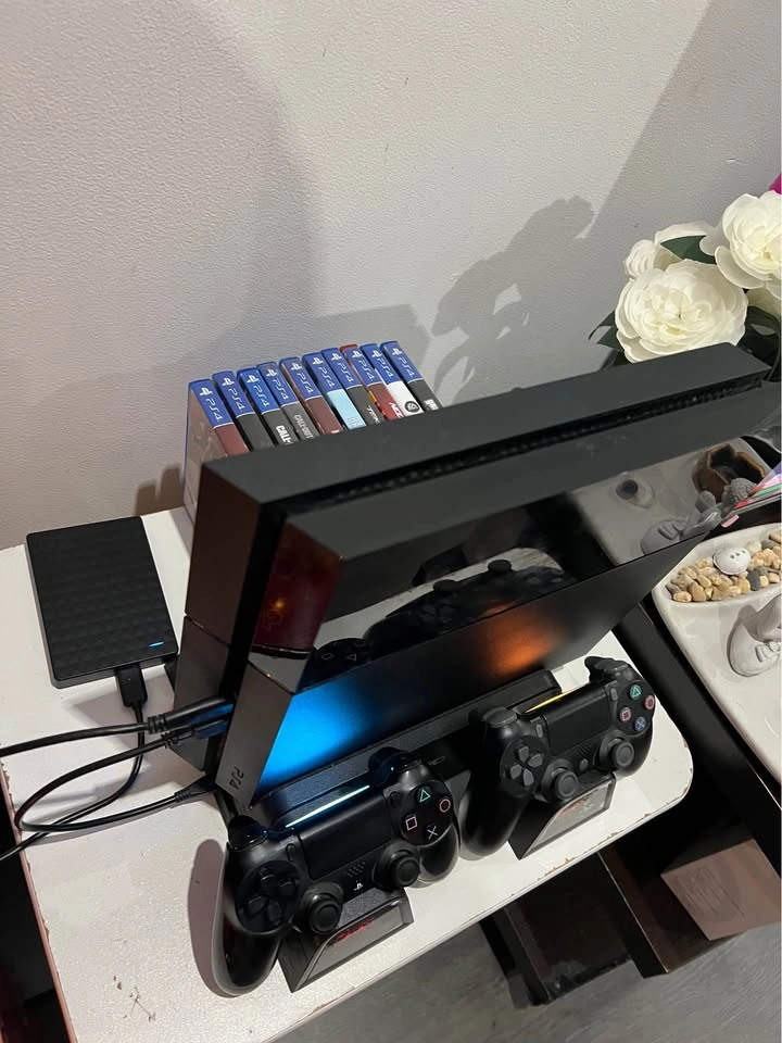 PS4 Console 500GB Jet Black – 2 Controllers + Charging Stand - photo 2
