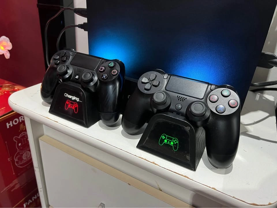 PS4 Console 500GB Jet Black – 2 Controllers + Charging Stand - photo 3