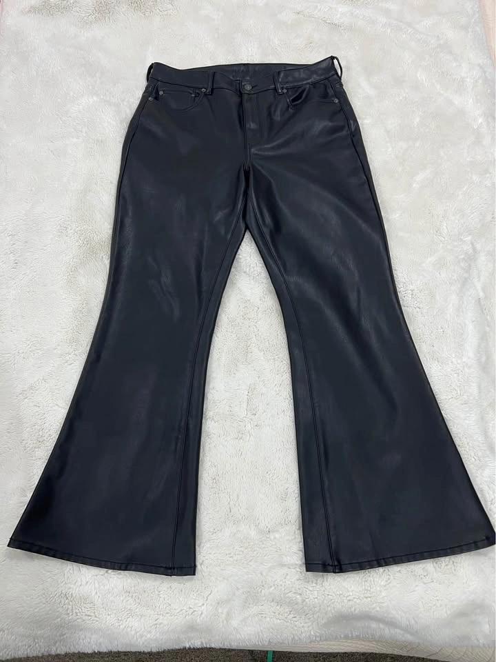 American Eagle Super High-Waisted Vegan Leather Flare Pants Size - photo 3