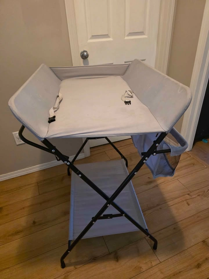Folding Change Table - photo 2