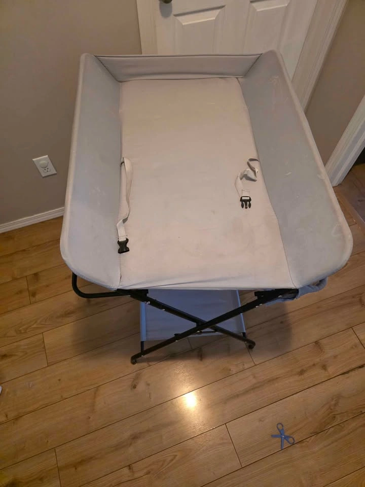 Folding Change Table - photo 3