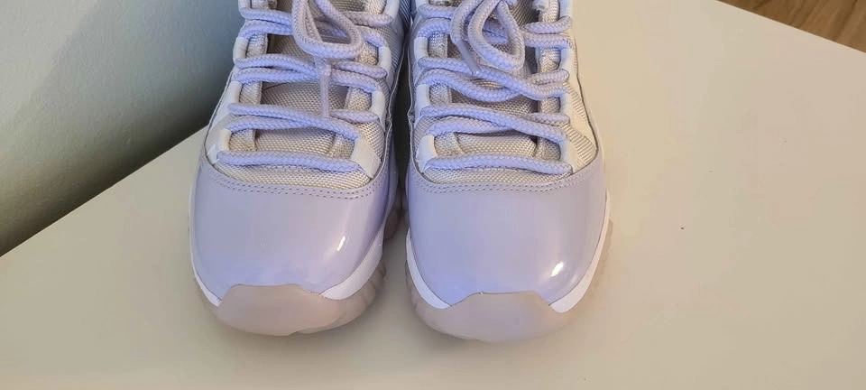 Air Jordan 11 Retro Low Pure Violet Womens SZ 6.5 - photo 2