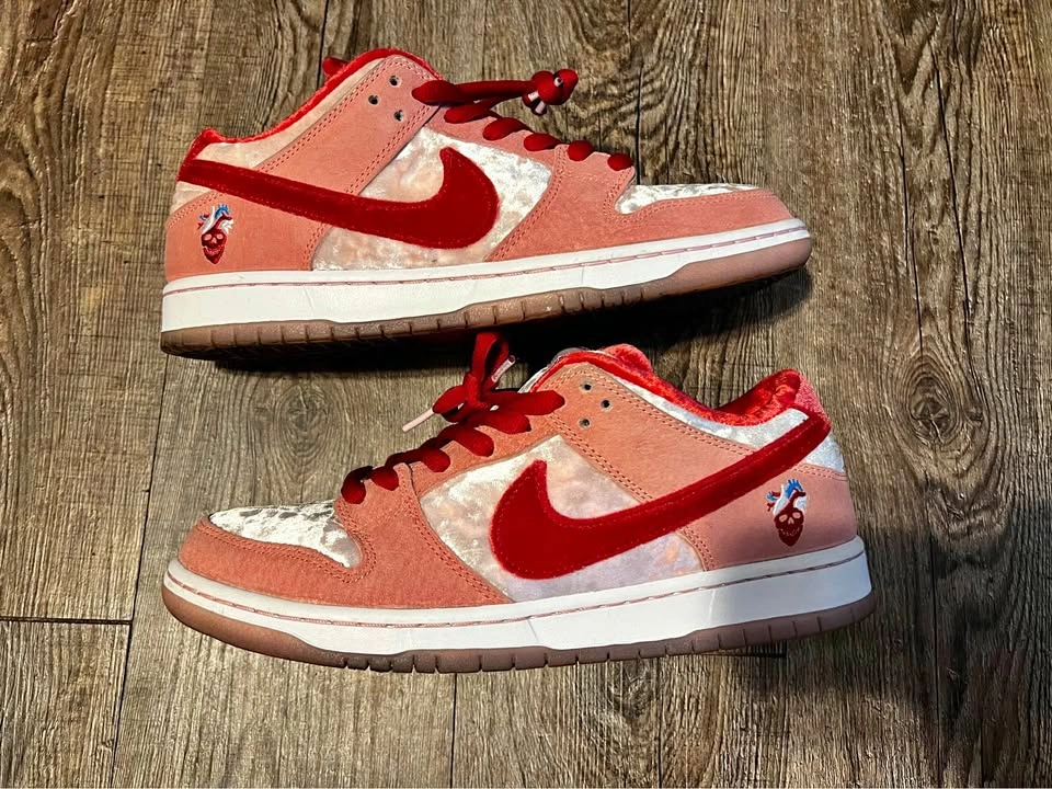 Nike SB Dunk Strange Love Size 9