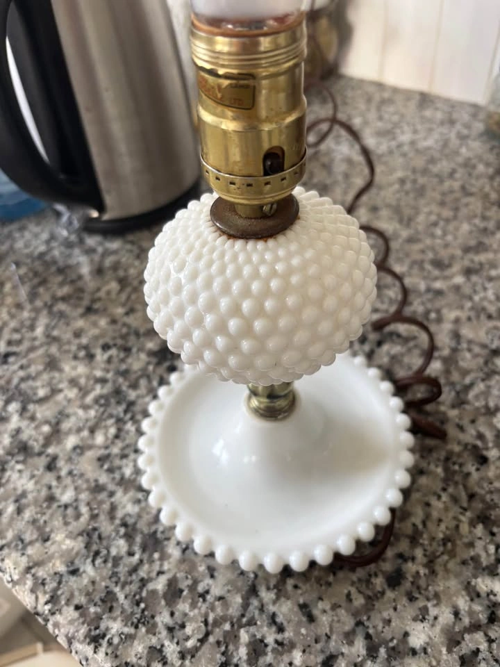 Vintage Hobnail Milk Glass Table Lamp - photo 2