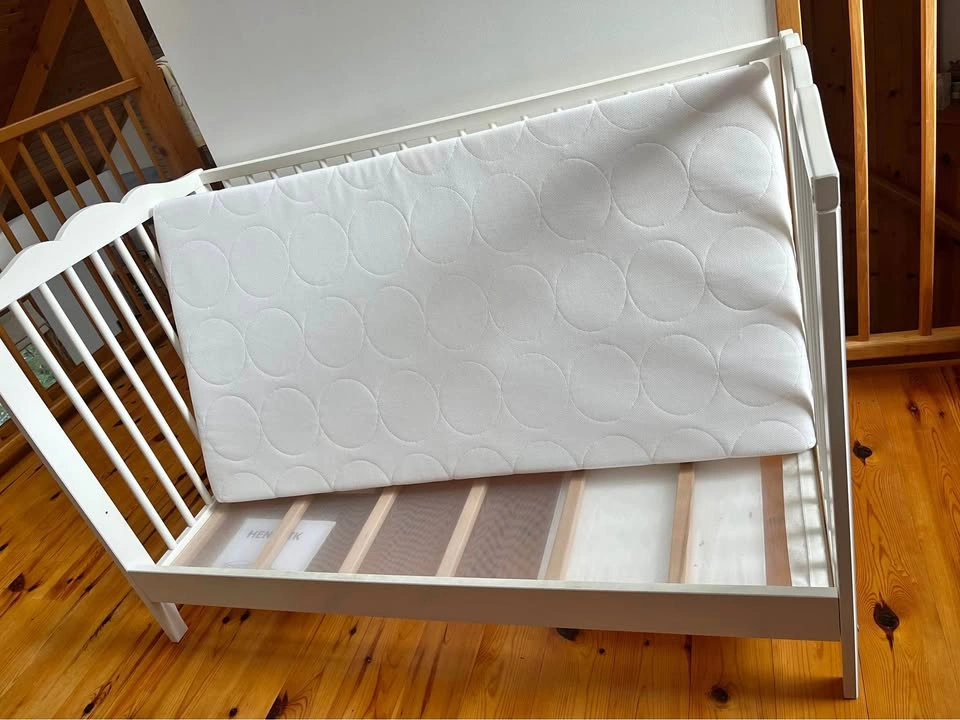 Crib and mattress set with 3 fitted sheets