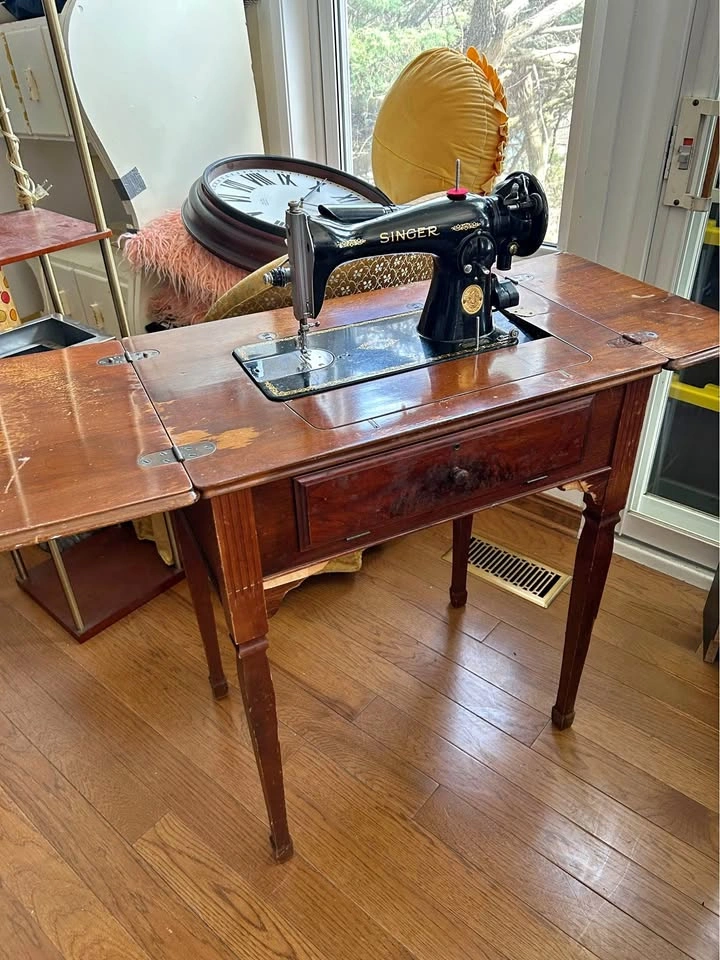 Working Vintage Singer Sewing Machine Wood Cabinet - Scarborough
