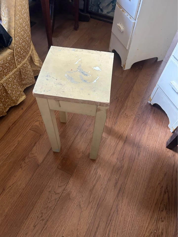 Charming DIY Project Vintage Vanity Desk with Drawers - photo 4