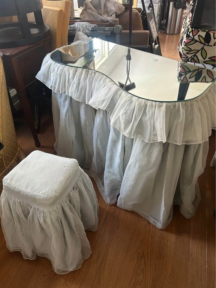Charming DIY Project Vintage Vanity Desk with Drawers - photo 5