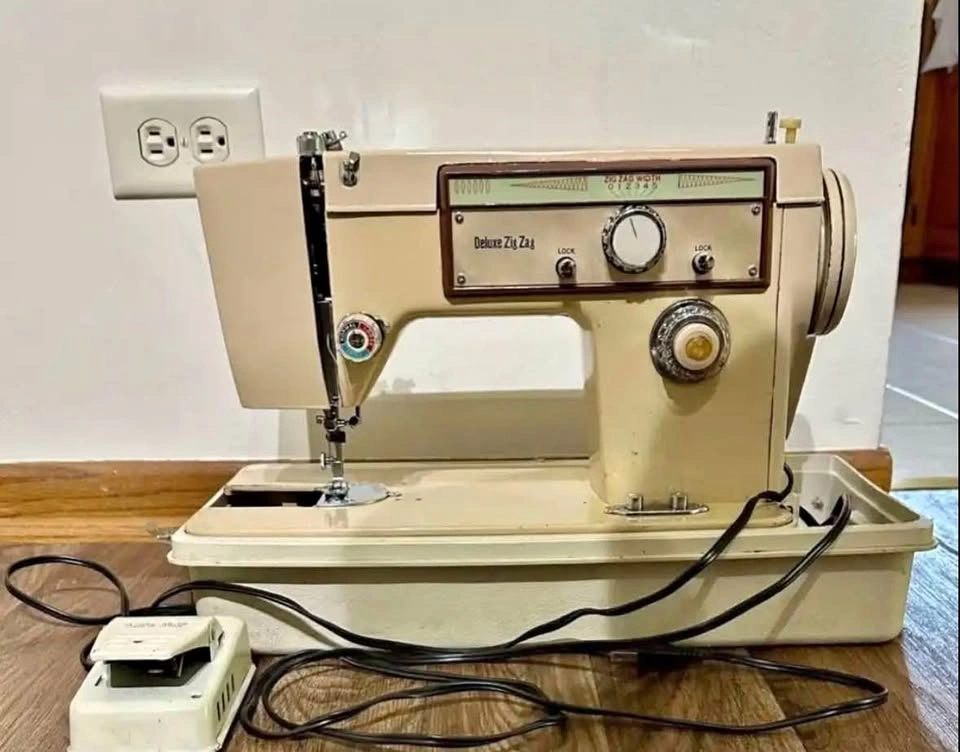 Vintage Deluxe Zig Zag Sewing Machine