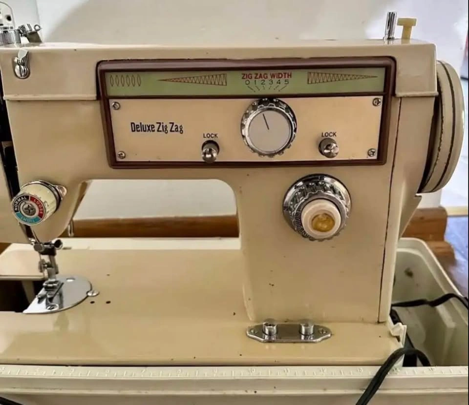 Vintage Deluxe Zig Zag Sewing Machine - photo 2