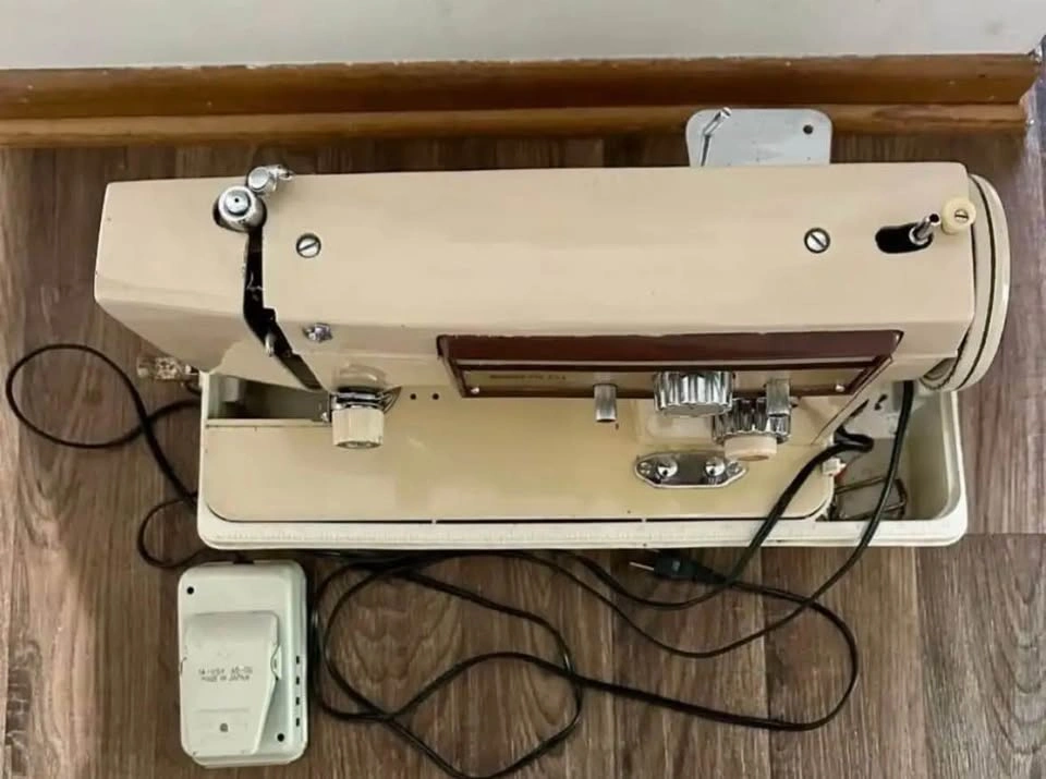 Vintage Deluxe Zig Zag Sewing Machine - photo 3