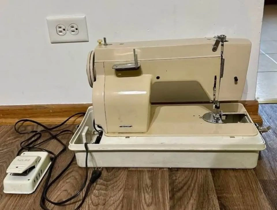 Vintage Deluxe Zig Zag Sewing Machine - photo 4