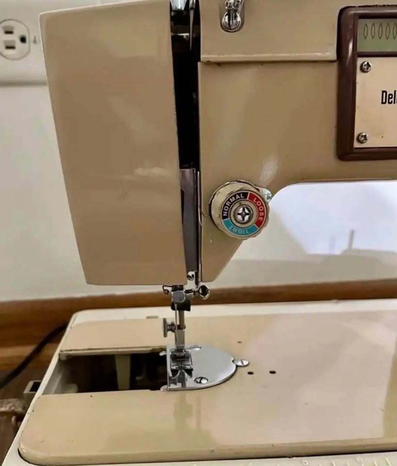 Vintage Deluxe Zig Zag Sewing Machine - photo 5
