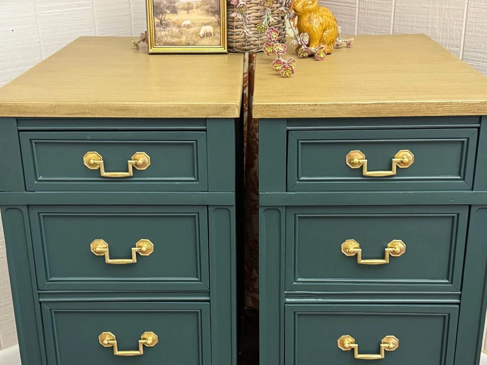 Set of two refinished nightstands - photo 2