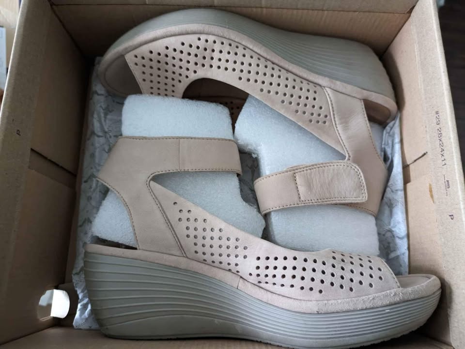 Clarks leather wedge sandals - photo 2