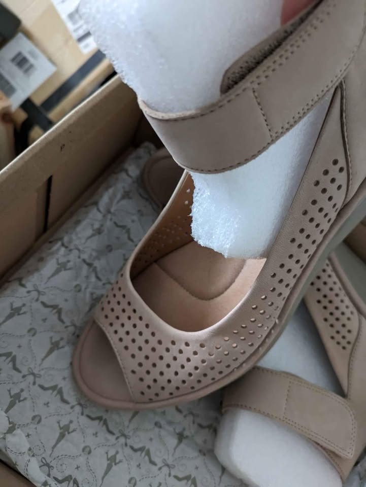 Clarks leather wedge sandals - photo 3