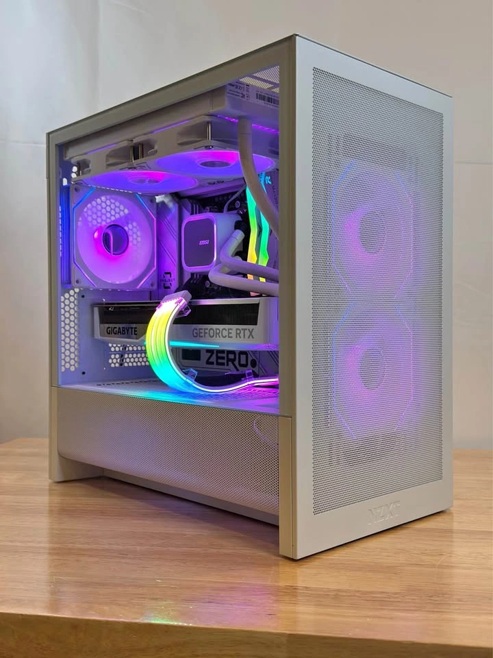 WHITE RTX 5070 Ti | Ryzen 7 9800x3D | 32GB RAM | 1TB SSD PC
