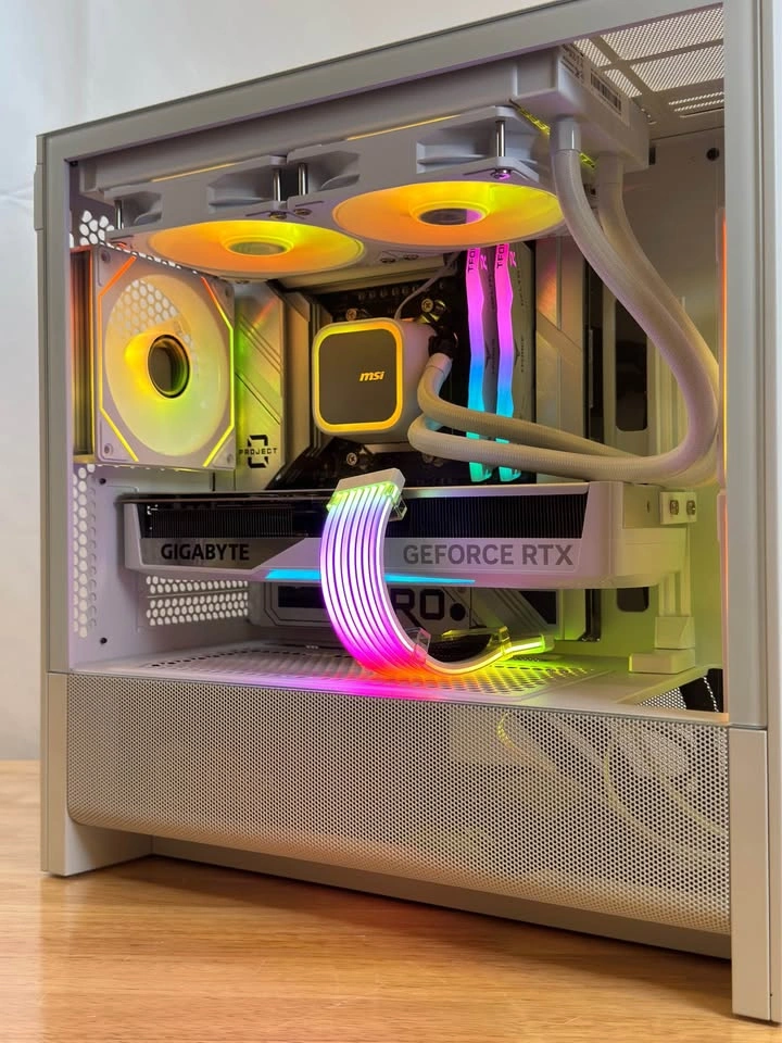 WHITE RTX 5070 Ti | Ryzen 7 9800x3D | 32GB RAM | 1TB SSD PC - photo 2