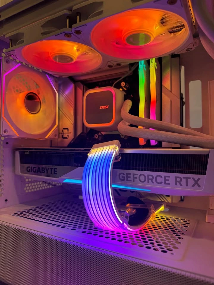 WHITE RTX 5070 Ti | Ryzen 7 9800x3D | 32GB RAM | 1TB SSD PC - photo 3