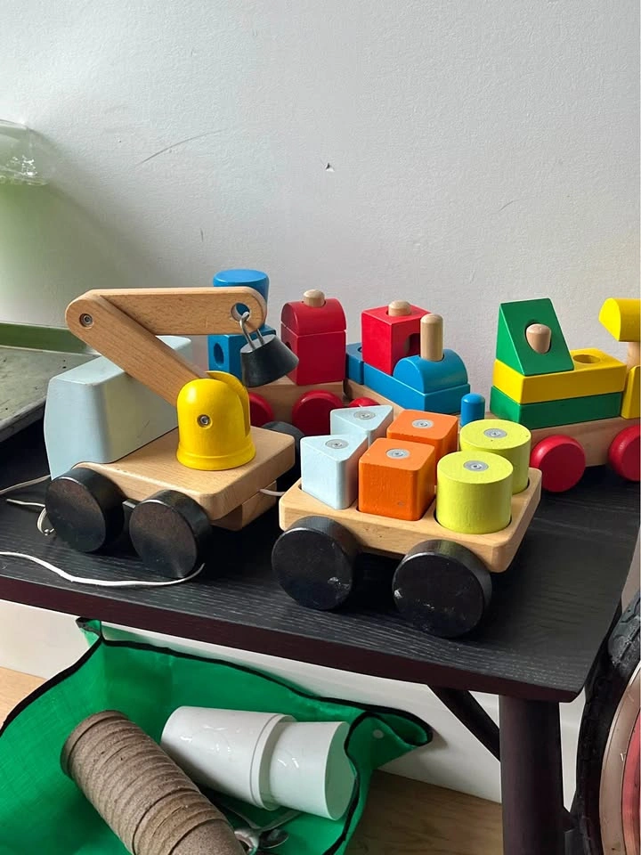 Ikea crane with blocks UPPSTA