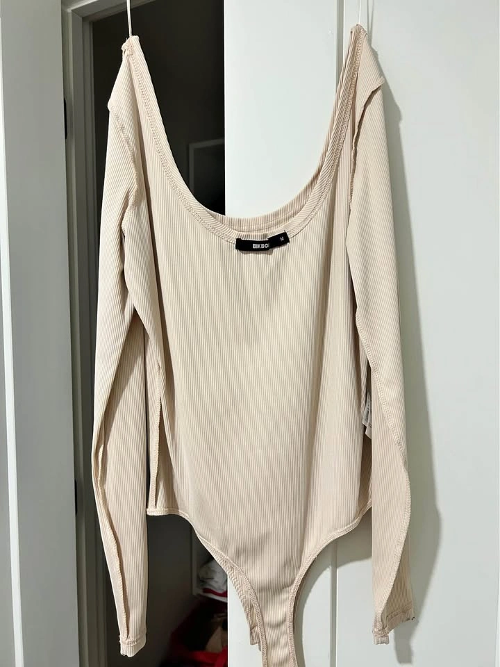 Very good condition, nice cleavage. Color is more warm in real