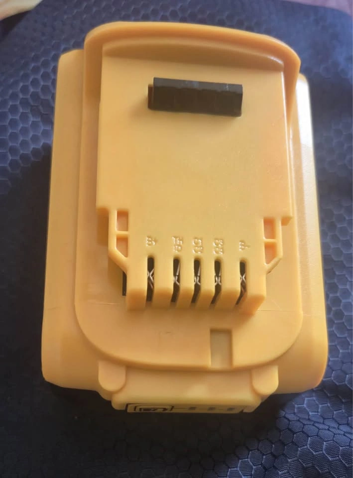 Dewalt 20V/8.0Ah Lithium-ion Battery Replacement - photo 4