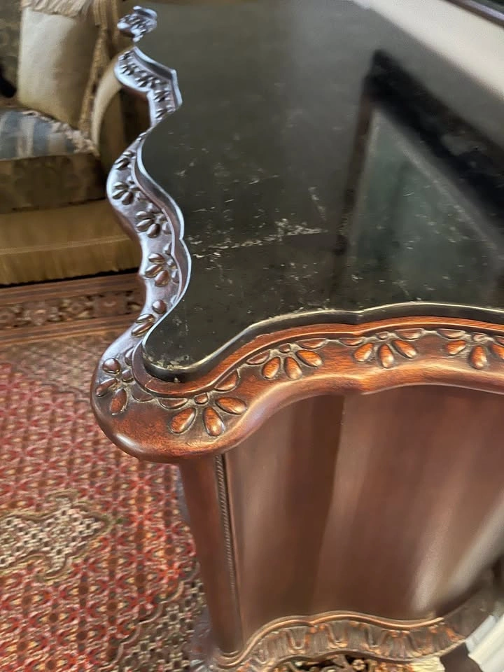 Hooker Furniture Mahogany Serpentine Chest – Designer Piece - photo 3
