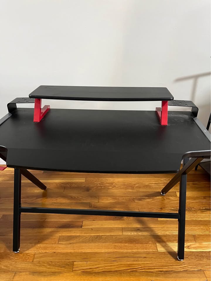 Gaming Computer Chair and Desk - photo 2