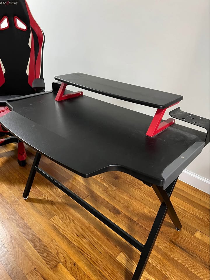Gaming Computer Chair and Desk - photo 3