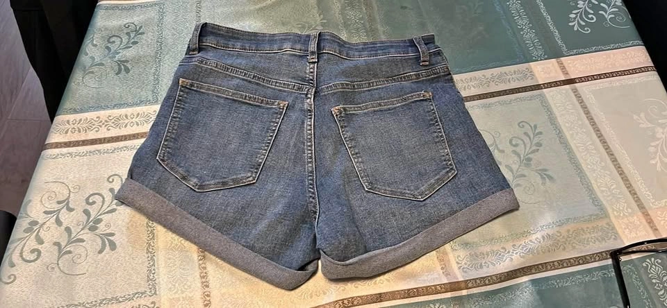 New H&M high-waisted size 6 jean shorts