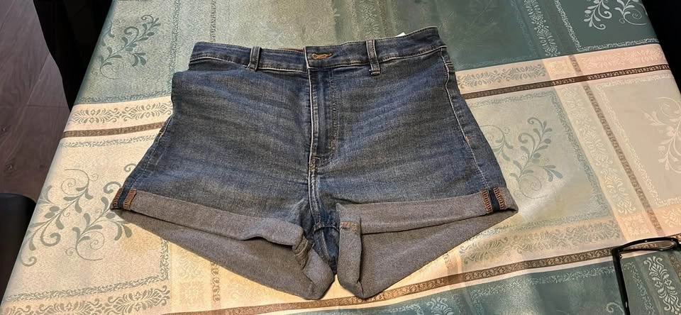 New H&M high-waisted size 6 jean shorts - photo 2