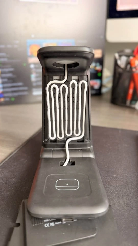 Foldable Magnetic Wireless Charger Stand for Apple Devices - photo 4