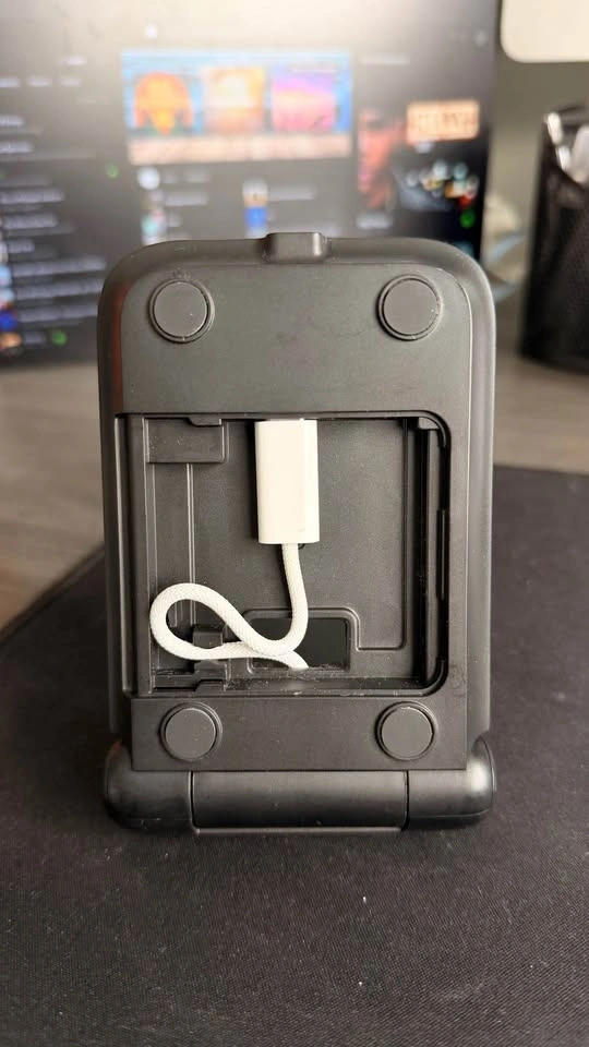Foldable Magnetic Wireless Charger Stand for Apple Devices - photo 5