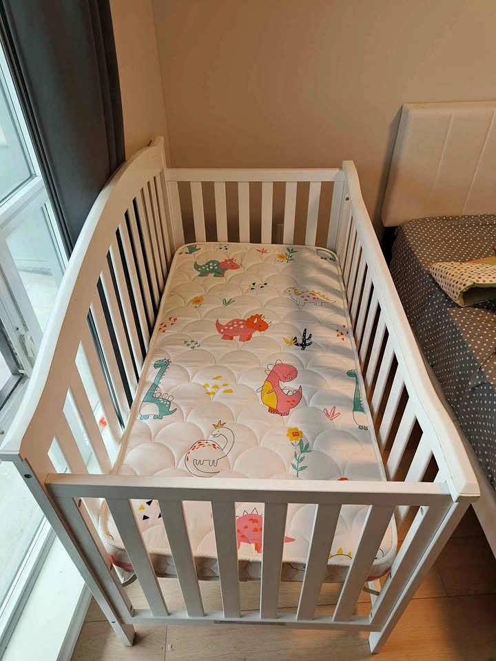 Baby crib + mattress, padding, and 4 sheets