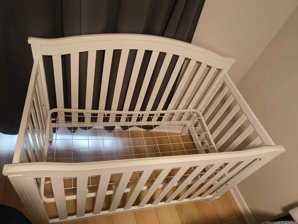 Baby crib + mattress, padding, and 4 sheets - photo 2