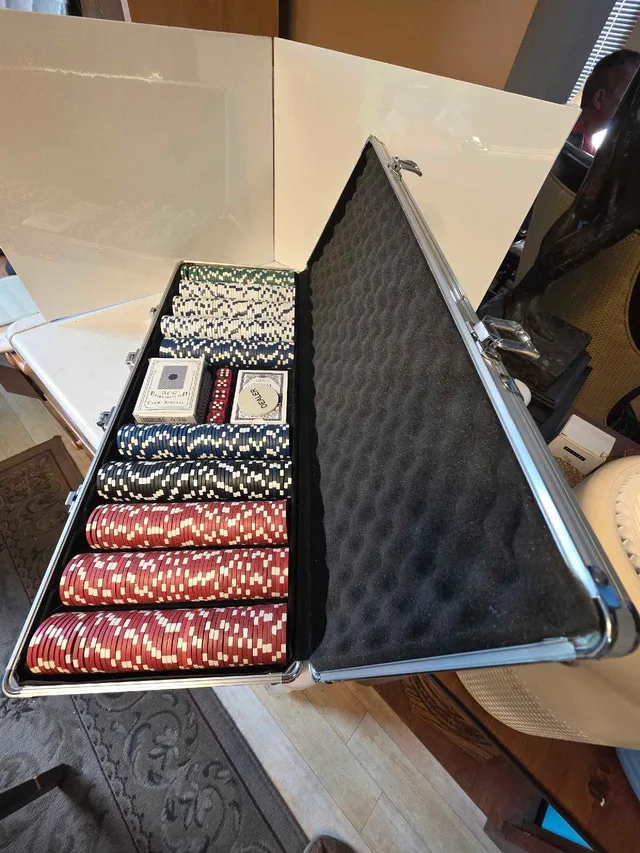 500 Piece Poker Chip Set with Aluminum Case thumbnail