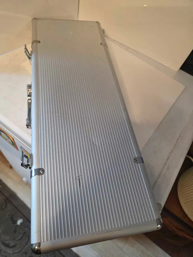 500 Piece Poker Chip Set with Aluminum Case image indicator(2)