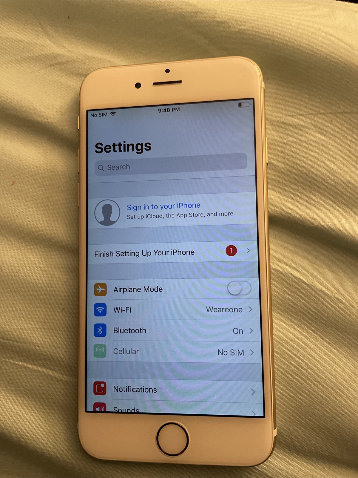 2 Apple iPhone 6 - 16GB - Gold and Silver - No SIM