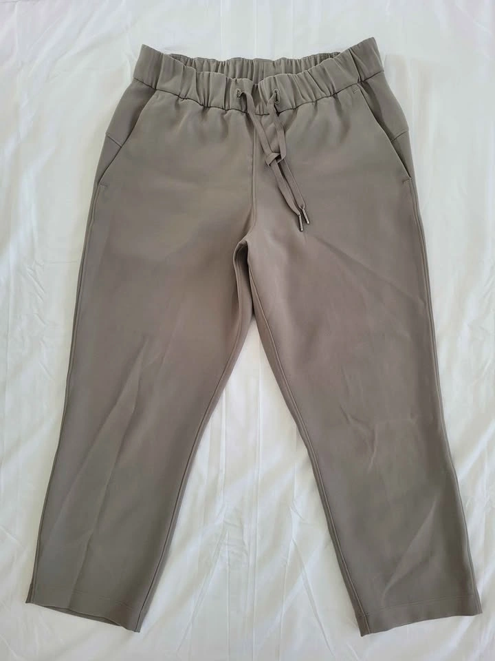 Lululemon On The Fly Crop Woven 23" Carbon Dust Women 6 - photo 2
