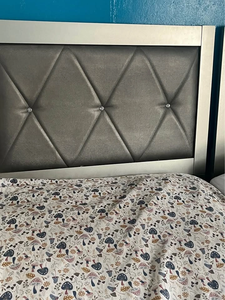 Twin bed with upholstered headboard - photo 2