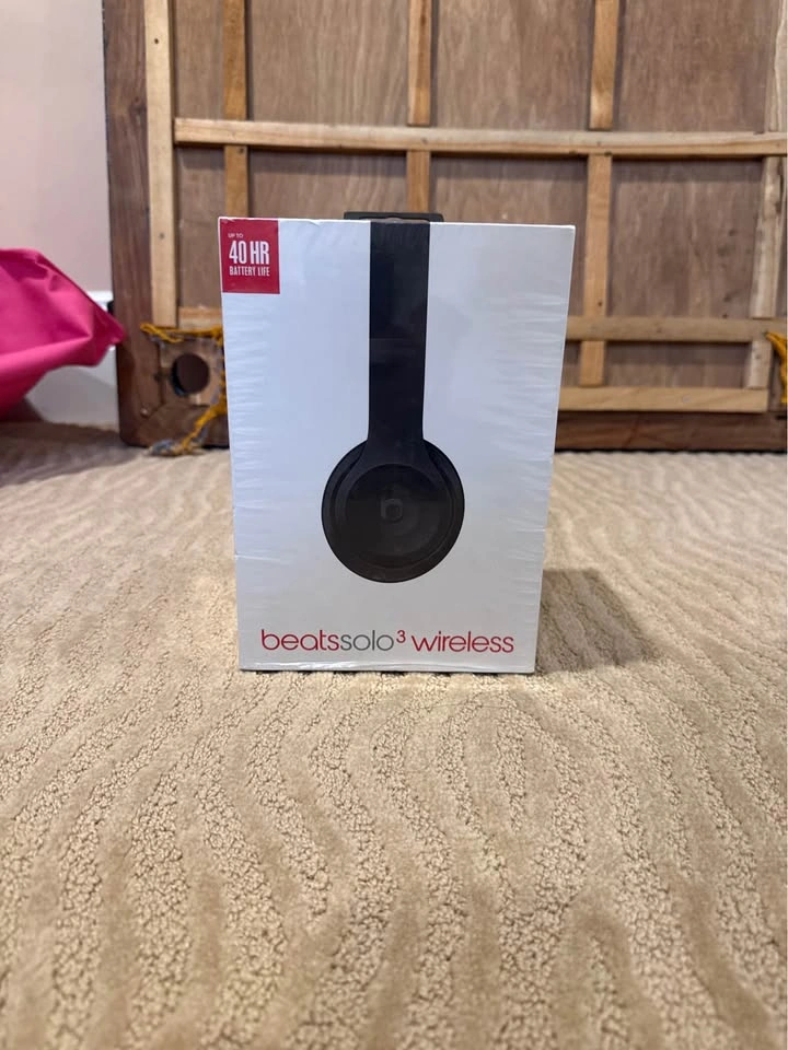 Beats Solo 3 Wireless Headphones – Brand New (40hr Battery) - photo 2