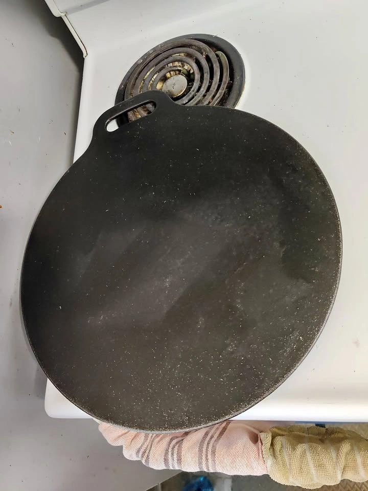 Victoria 15-Inch Cast Iron Pizza / Crepe Pan (Seasoned)