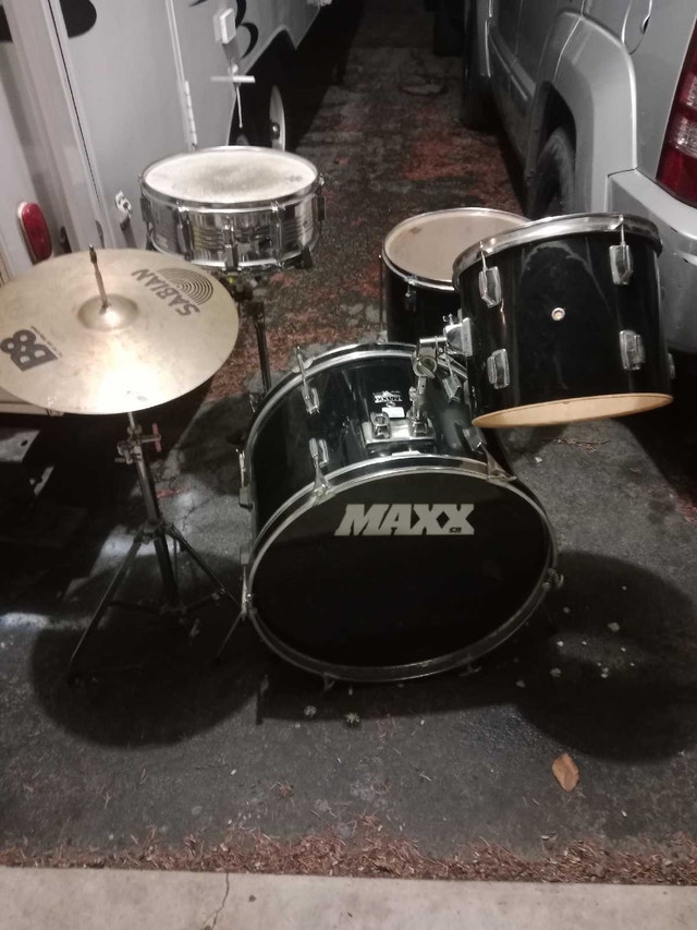 Used Maxx Drum Set with Sabian B8 Cymbal - Great for Beginners