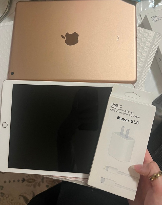 iPad 8 32gb + charger