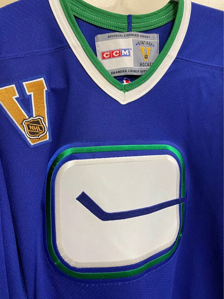 Retro CCM Vancouver Canucks NHL Hockey Jersey - photo 2