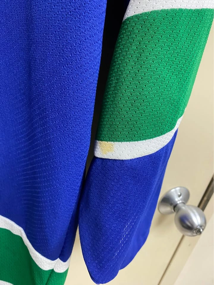 Retro CCM Vancouver Canucks NHL Hockey Jersey - photo 3