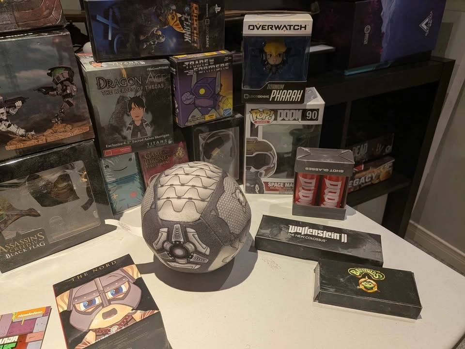 Loot Crate Lot of 26 Collectibles - photo 2